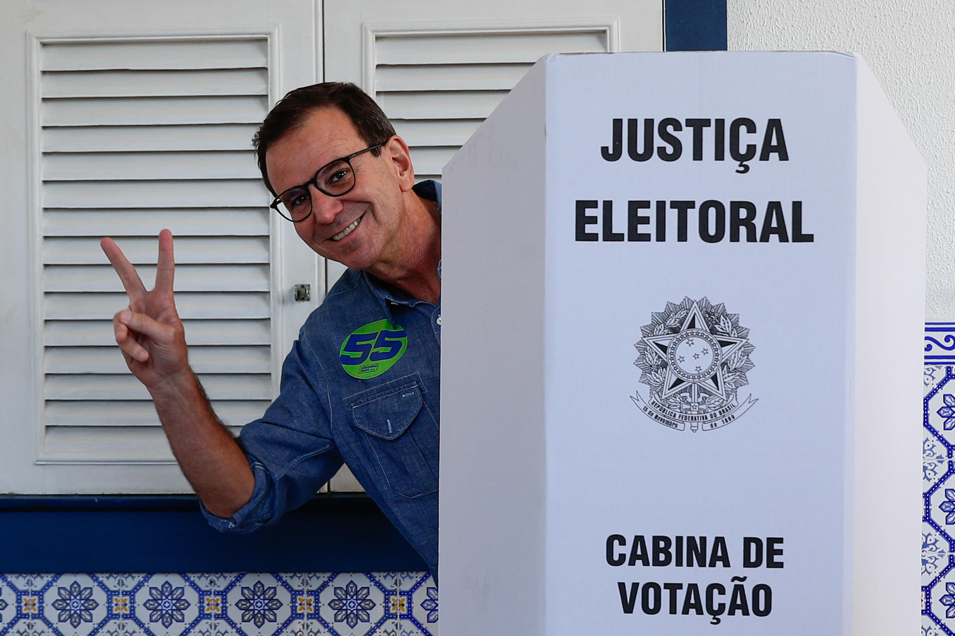 El alcalde de Río de Janeiro, Eduardo Paes, respaldado por Lula, vota durante la primera vuelta de las elecciones municipales en el Club de Golf Gávea, en Río de Janeiro, Brasil. EFE/ André Coelho