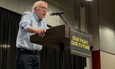 El senador Bernie Sanders habla durante un mitín de políticos demócratas progresistas, en el polideportivo The Millenium, este martes, en Austin, Texas (Estados Unidos). EFE/ Alejandra Arredondo