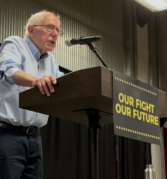 El senador Bernie Sanders habla durante un mitín de políticos demócratas progresistas, en el polideportivo The Millenium, este martes, en Austin, Texas (Estados Unidos). EFE/ Alejandra Arredondo