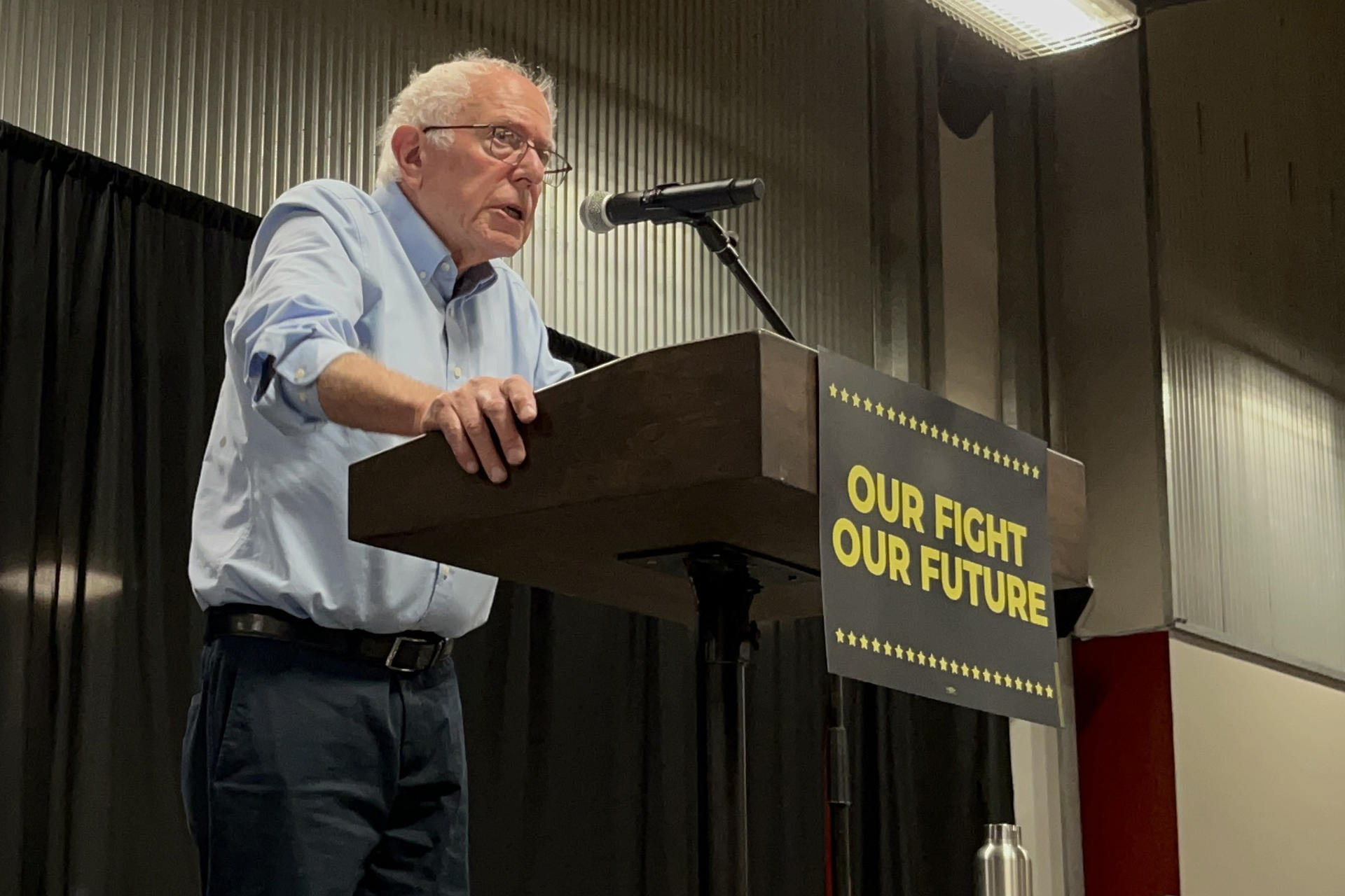 El senador Bernie Sanders habla durante un mitín de políticos demócratas progresistas, en el polideportivo The Millenium, este martes, en Austin, Texas (Estados Unidos). EFE/ Alejandra Arredondo