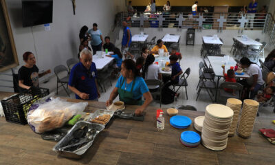 Migrantes venezolanos reciben alimentos este martes, en el comedor de la diócesis en Ciudad Juárez (México). EFE/ Luis Torres