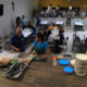 Migrantes venezolanos reciben alimentos este martes, en el comedor de la diócesis en Ciudad Juárez (México). EFE/ Luis Torres