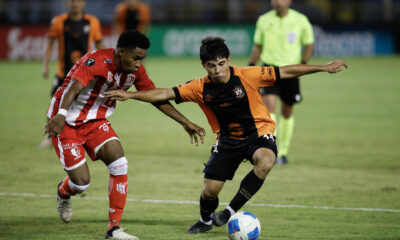 El extremo del Águila salvadoreño Ricardo Villatoro (d) busca romper la resistencia de la defensa del Real Estelí nicaragüense, que avanzó este miércoles a las semifinales de la Copa Centroamericana al igualar sin goles en el estadio Cuscatlán, en San Salvador. EFE/ Rodrigo Sura