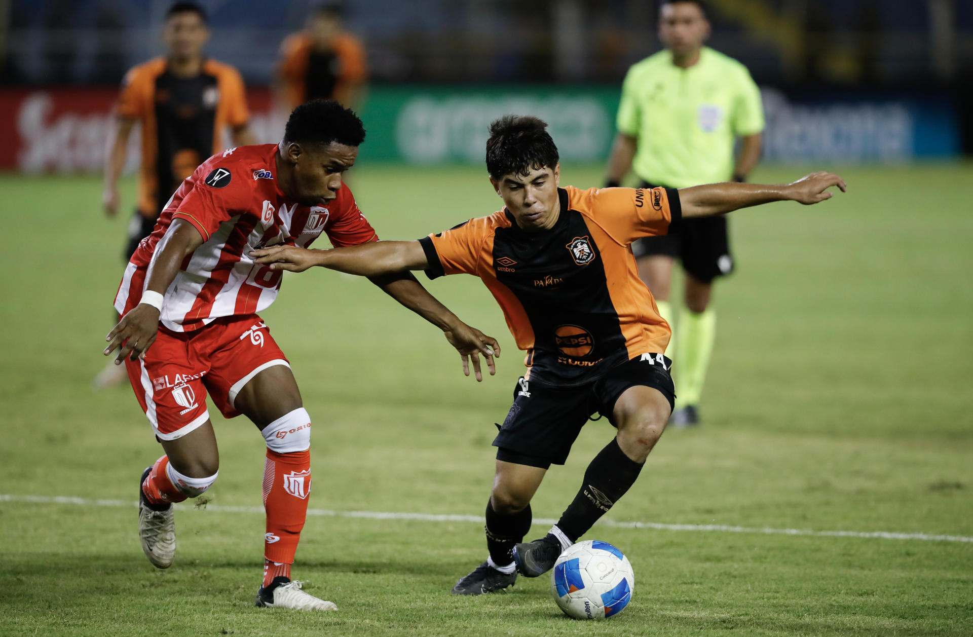 El extremo del Águila salvadoreño Ricardo Villatoro (d) busca romper la resistencia de la defensa del Real Estelí nicaragüense, que avanzó este miércoles a las semifinales de la Copa Centroamericana al igualar sin goles en el estadio Cuscatlán, en San Salvador. EFE/ Rodrigo Sura