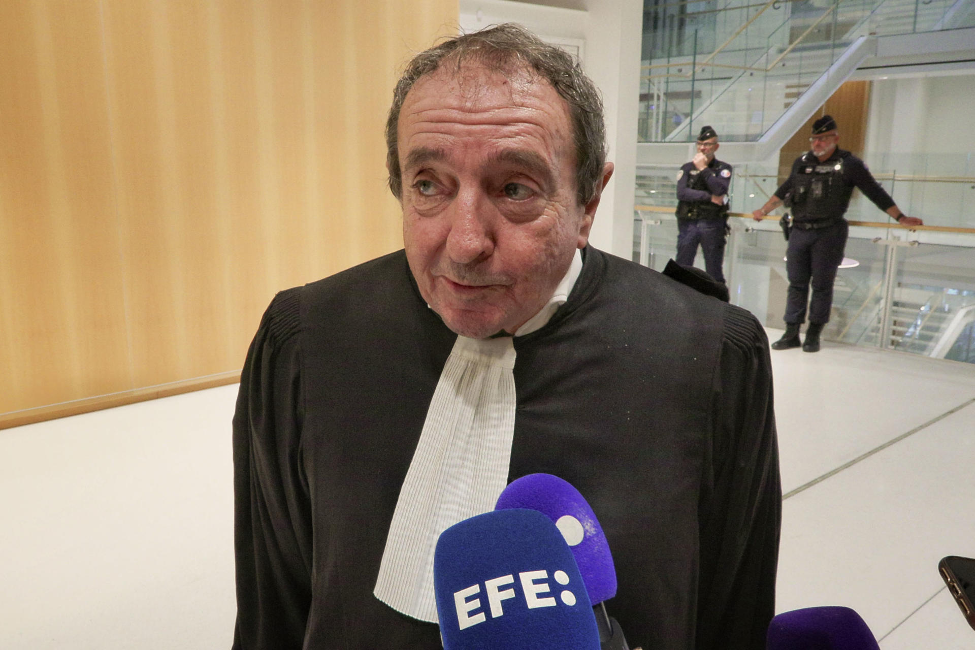 Patrick Maisonneuve, abogado del Parlamento Europeo y acusación particular en el caso contra Marine Le Pen y otros 26 miembros del Frente Nacional (hoy Agrupación Nacional) por malversación de fondos públicos, atiende a la prensa en un receso del juicio este miércoles, en el Tribunal de París. EFE/ Edgar Sapiña Manchado