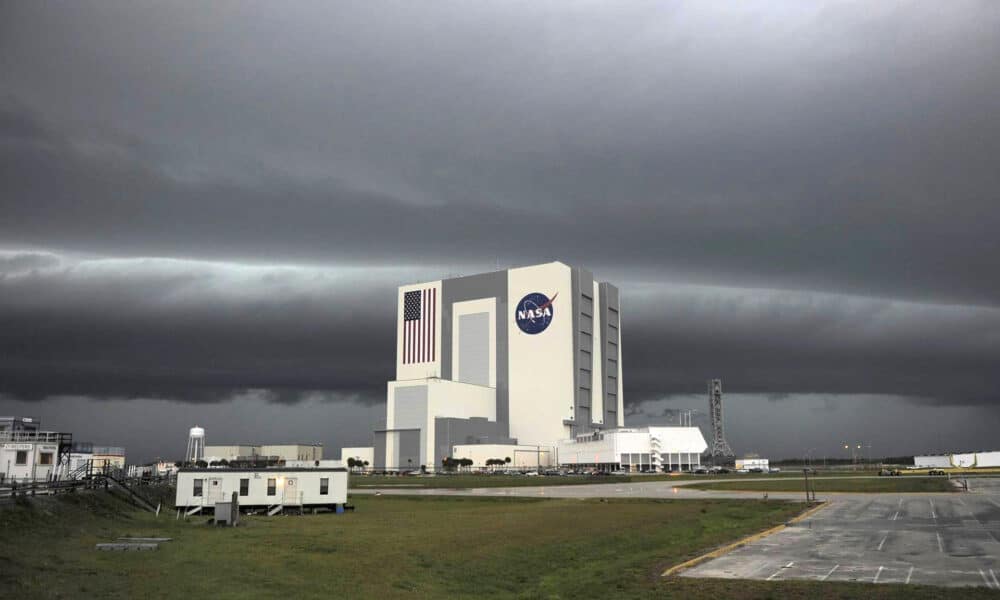 Fotografía cedida por la NASA donde se muestra la sede del Centro Espacial Kennedy en Merritt Island (Florida) cerrada este miércoles ante la llegada del huracán Milton. EFE/NASA