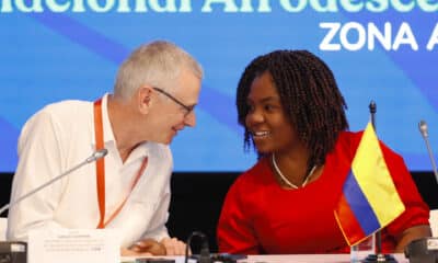 El secretario ejecutivo adjunto de la Secretaría del CDB, David Cooper, saluda a la vicepresidenta de Colombia, Francia Márquez, en el Foro Internacional Afrodescendiente durante la COP16 este jueves, en Cali (Colombia). EFE/ Ernesto Guzmán