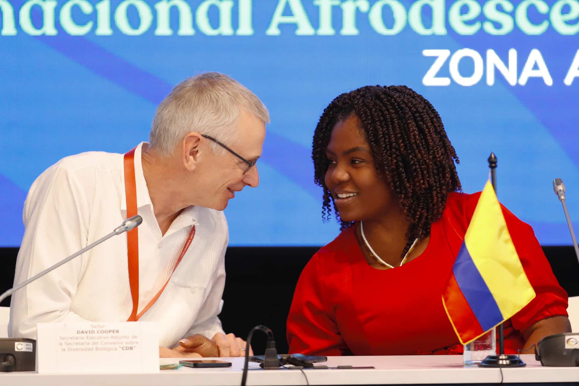 El secretario ejecutivo adjunto de la Secretaría del CDB, David Cooper, saluda a la vicepresidenta de Colombia, Francia Márquez, en el Foro Internacional Afrodescendiente durante la COP16 este jueves, en Cali (Colombia). EFE/ Ernesto Guzmán