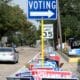 Fotografía de archivo del 25 de octubre de 2020 donde se muestra un cartel que indica el lugar de la votación anticipada junto a decenas de carteles de candidatos puestos en la entrada de un centro de votación adecuado al aire libre en Pasadena, Texas (EE.UU.). EFE/Alicia L. Pérez /