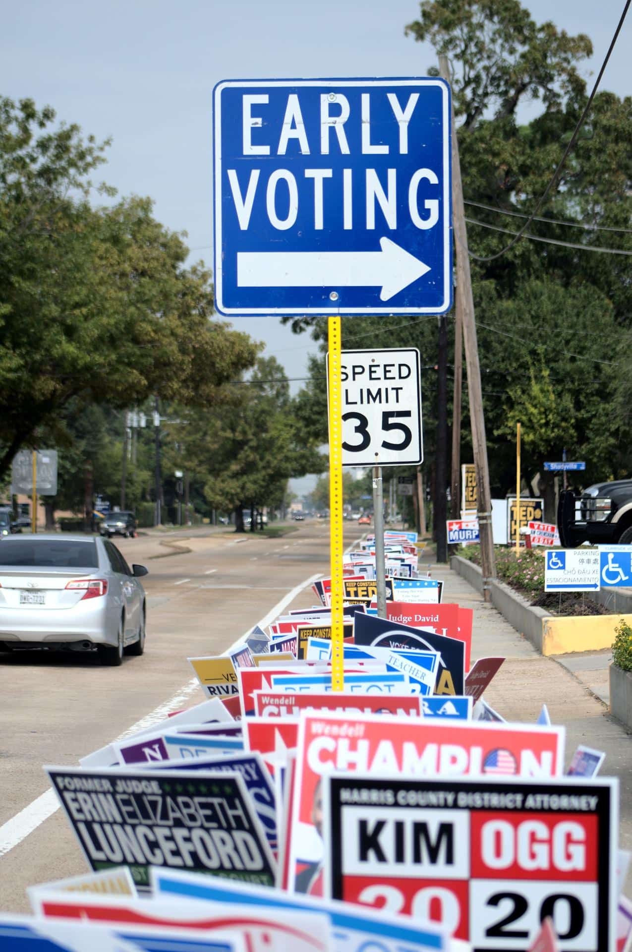 Fotografía de archivo del 25 de octubre de 2020 donde se muestra un cartel que indica el lugar de la votación anticipada junto a decenas de carteles de candidatos puestos en la entrada de un centro de votación adecuado al aire libre en Pasadena, Texas (EE.UU.). EFE/Alicia L. Pérez /