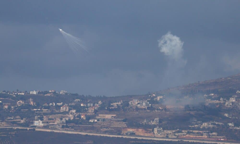 La artillería israelí bombardea la aldea de Odaisseh, en el sur del Líbano, a lo largo de la frontera con Israel, vista desde la Alta Galilea, al norte de Israel, el 1 de octubre de 2024. EFE/EPA/ATEF SAFADI