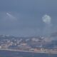 La artillería israelí bombardea la aldea de Odaisseh, en el sur del Líbano, a lo largo de la frontera con Israel, vista desde la Alta Galilea, al norte de Israel, el 1 de octubre de 2024. EFE/EPA/ATEF SAFADI