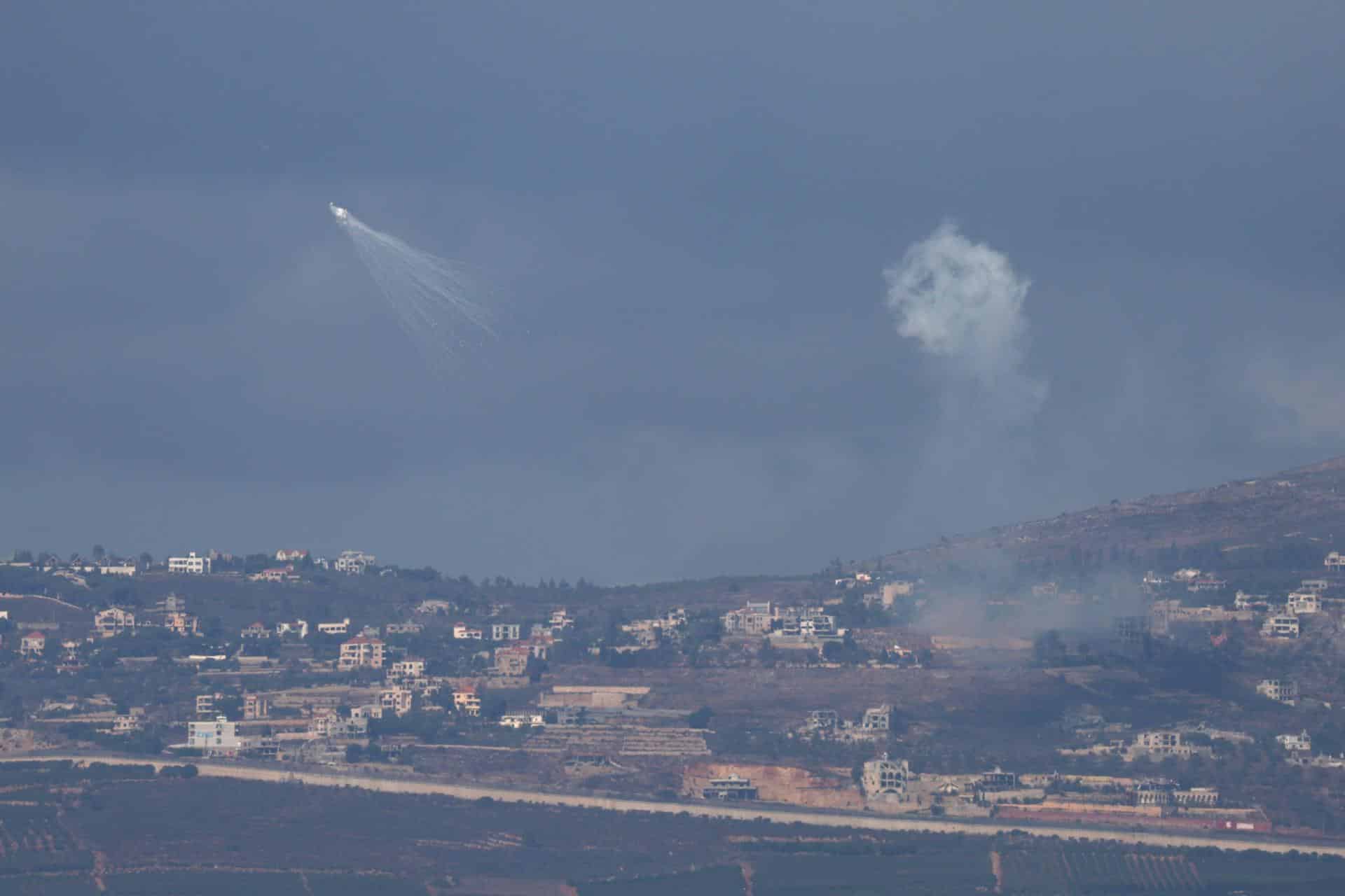 La artillería israelí bombardea la aldea de Odaisseh, en el sur del Líbano, a lo largo de la frontera con Israel, vista desde la Alta Galilea, al norte de Israel, el 1 de octubre de 2024. EFE/EPA/ATEF SAFADI