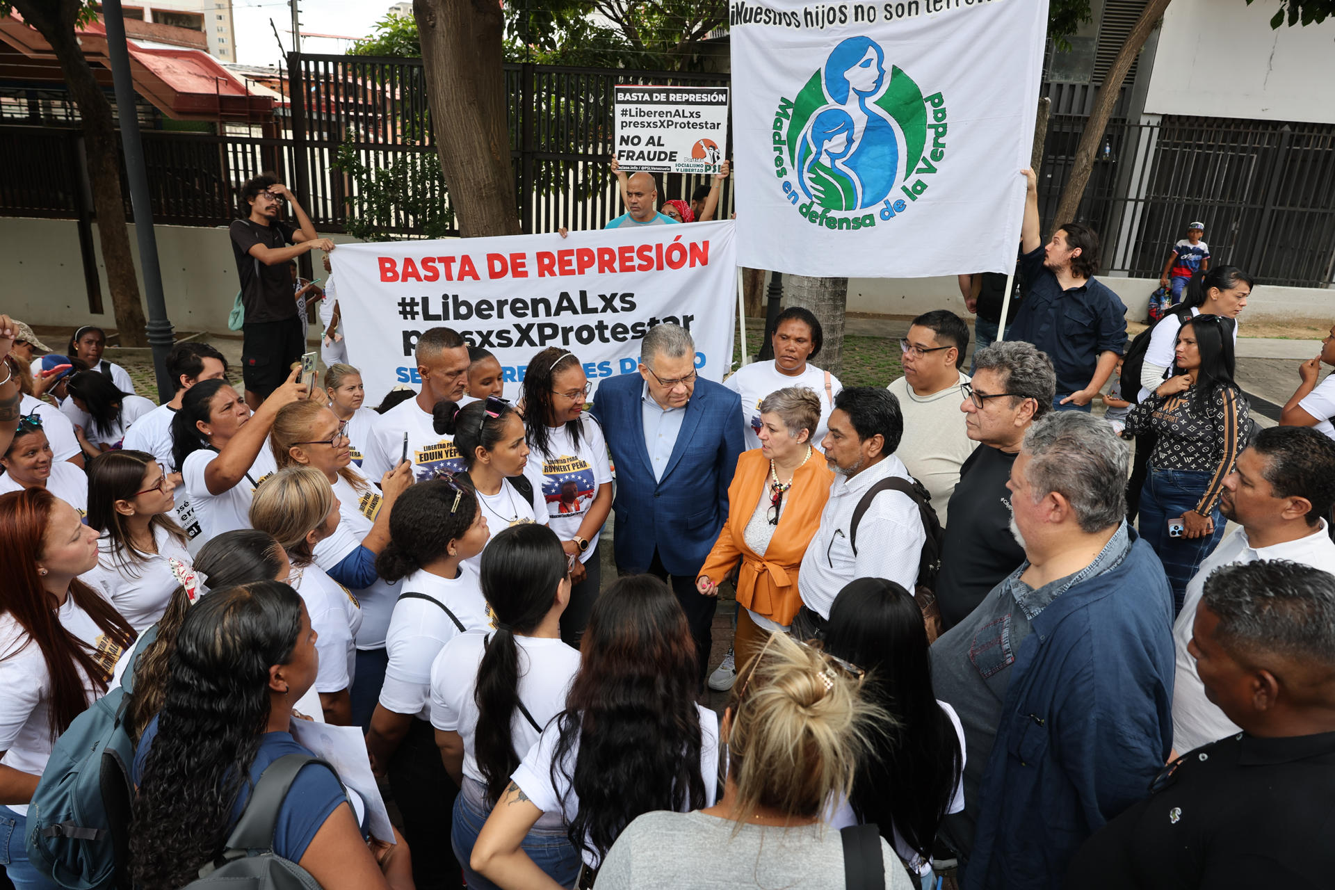 Familiares de los adolescentes detenidos tras las protestas en contra de los resultados oficiales de las elecciones presidenciales del 28 de julio, en los que el ente electoral proclamó la victoria de Nicolás Maduro, se reúnen para firmar un recurso de amparo y presentarlo ante el Tribunal Supremo de Justicia, este jueves, en Caracas (Venezuela). EFE/ Miguel Gutierrez