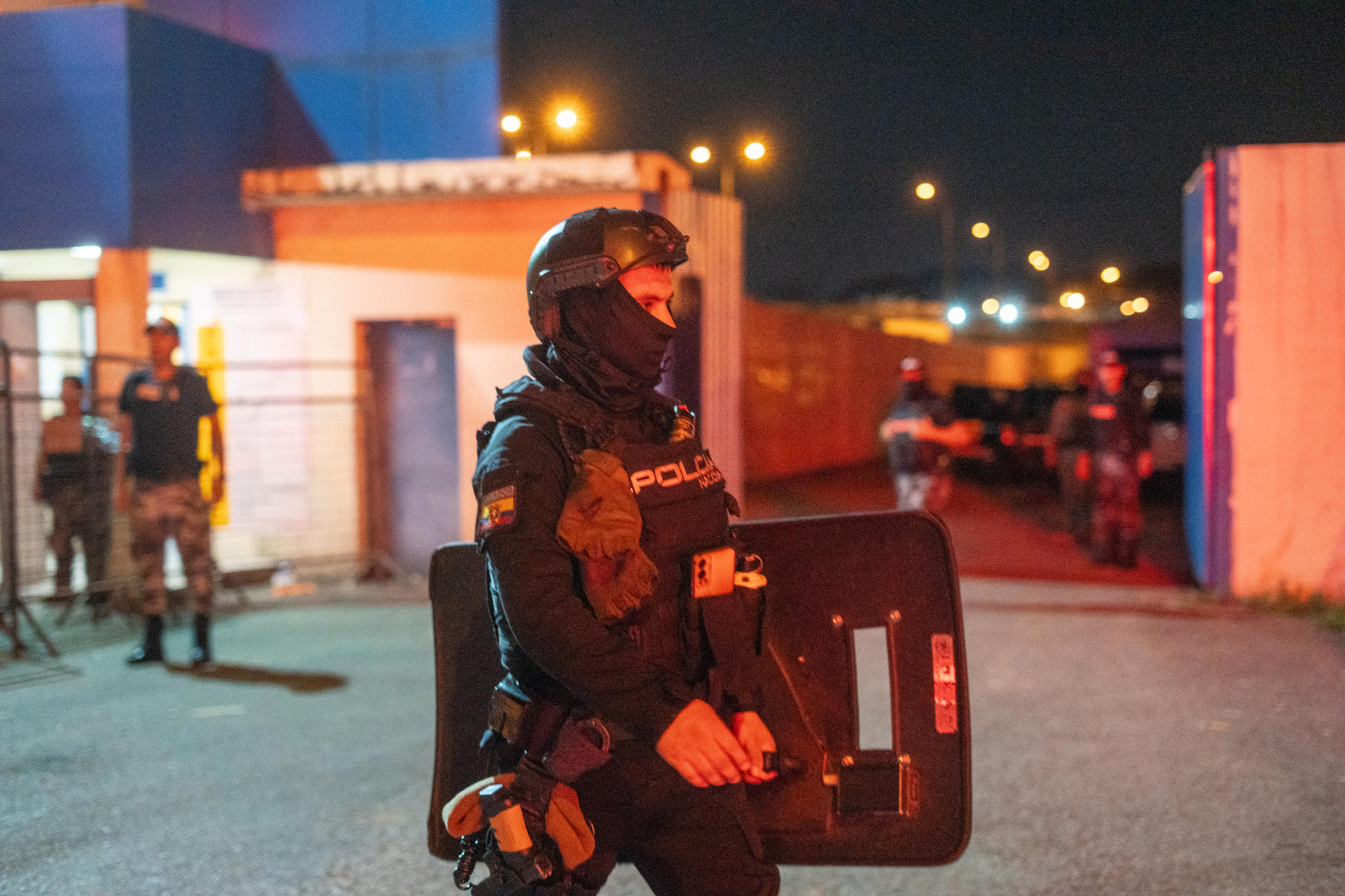 Fotografía de archivo en donde se ve un integrantes de las Fuerzas Armadas mientras resguarda los alrededores de la Cárcel Regional de Guayaquil (Ecuador), uno de los países más violentos del continente. EFE/Mauricio Torres