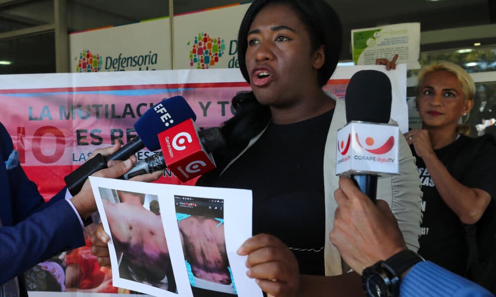 Fotografía de archivo de Gabriela Anangonó, del colectivo de familiares de personas presas en Ecuador y que realizan un plantón ante la Defensoria del Pueblo, habla durante una entrevista con EFE el 17 de junio de 2024, en la que denuncian violaciones a los derechos humanos durante la militarización de las prisiones y a causa de la suspensión del servicio de alimentación en la mayoría de los centros del país, en Quito (Ecuador).EFE/José Jácome