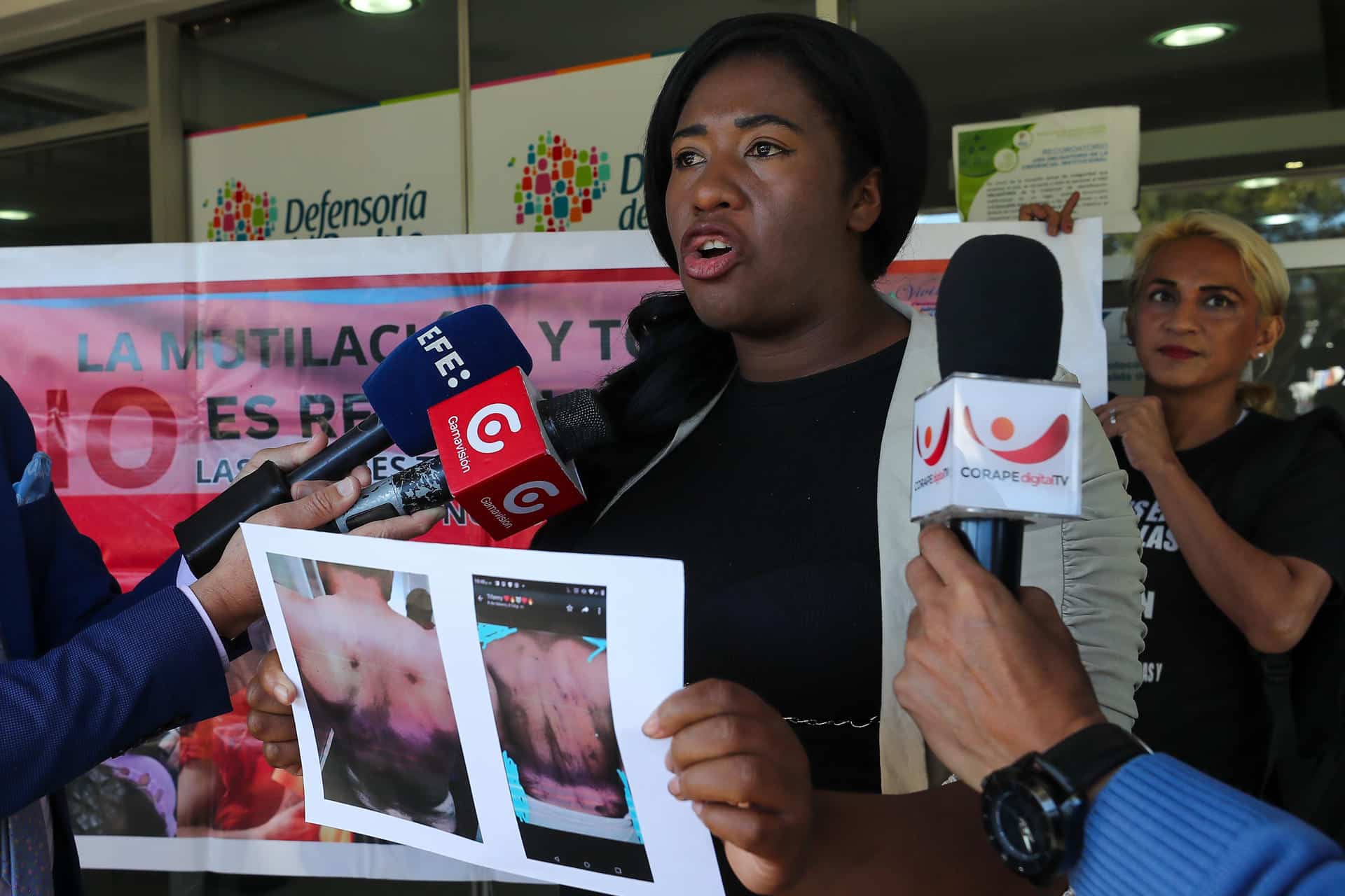 Fotografía de archivo de Gabriela Anangonó, del colectivo de familiares de personas presas en Ecuador y que realizan un plantón ante la Defensoria del Pueblo, habla durante una entrevista con EFE el 17 de junio de 2024, en la que denuncian violaciones a los derechos humanos durante la militarización de las prisiones y a causa de la suspensión del servicio de alimentación en la mayoría de los centros del país, en Quito (Ecuador).EFE/José Jácome