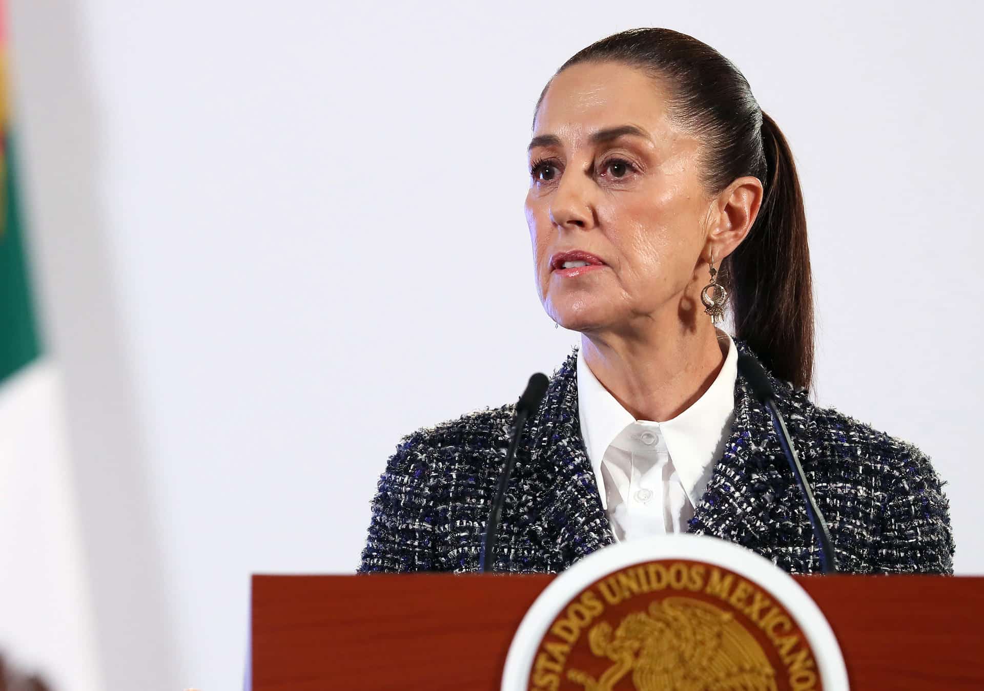 La presidenta de México, Claudia Sheinbaum, habla durante su conferencia de prensa matutina este lunes en Palacio Nacional de la Ciudad de México (México). EFE/Mario Guzmán