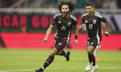 César Huerta (i) de México celebra un gol ante Estados Unidos, este martes durante un partido amistoso en el Estadio Akron, en Guadalajara (México). EFE/ Francisco Guasco