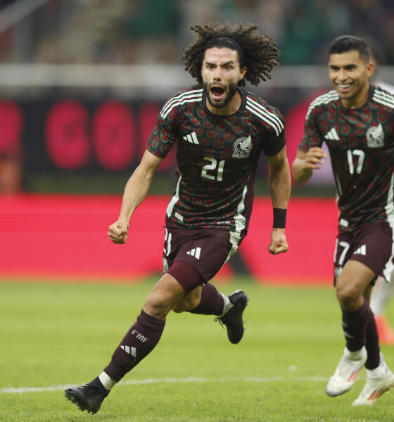 César Huerta (i) de México celebra un gol ante Estados Unidos, este martes durante un partido amistoso en el Estadio Akron, en Guadalajara (México). EFE/ Francisco Guasco