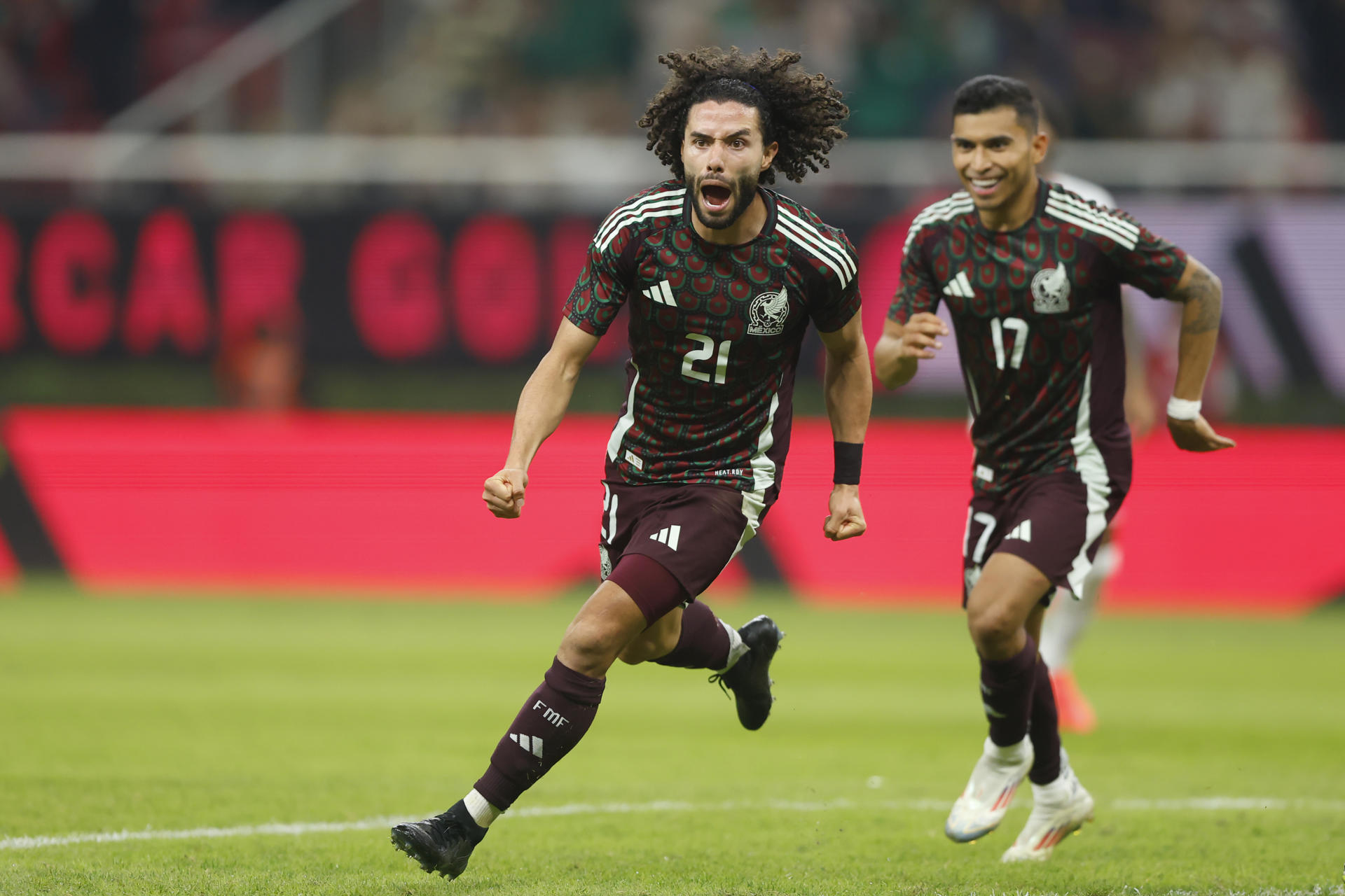 César Huerta (i) de México celebra un gol ante Estados Unidos, este martes durante un partido amistoso en el Estadio Akron, en Guadalajara (México). EFE/ Francisco Guasco