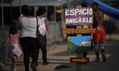 Fotografía de un cartel en una estación migratoria para migrantes que cruzan la selva del Darién con rumbo a los Estados Unidos en Lajas Blancas (Panamá). Archivo. EFE/ Bienvenido Velasco