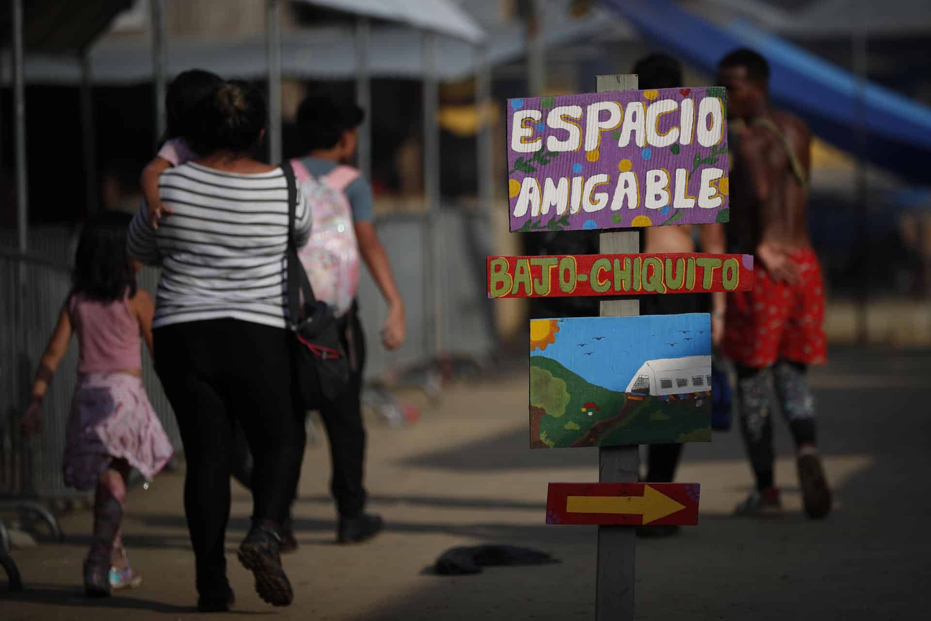 Fotografía de un cartel en una estación migratoria para migrantes que cruzan la selva del Darién con rumbo a los Estados Unidos en Lajas Blancas (Panamá). Archivo. EFE/ Bienvenido Velasco