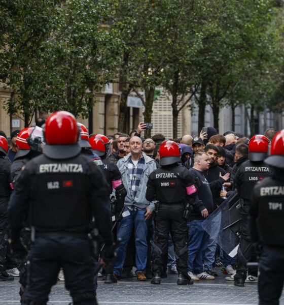 Agentes de la Ertzaintza intentan controlar a aficionados del Anderlecht este jueves en San Sebastián, horas antes del partido de la Liga Europa de fútbol entre la Real Sociedad y el Anderlecht. EFE/Juan Herrero