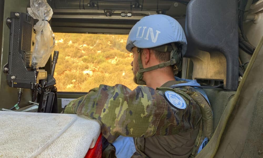 Imagen de Archivo de un militar español durante una patrulla de la misión de paz de la ONU en el Líbano (FINUL) por el sur del país el 12 de junio de 2024. 
EFE/Noemí Jabois