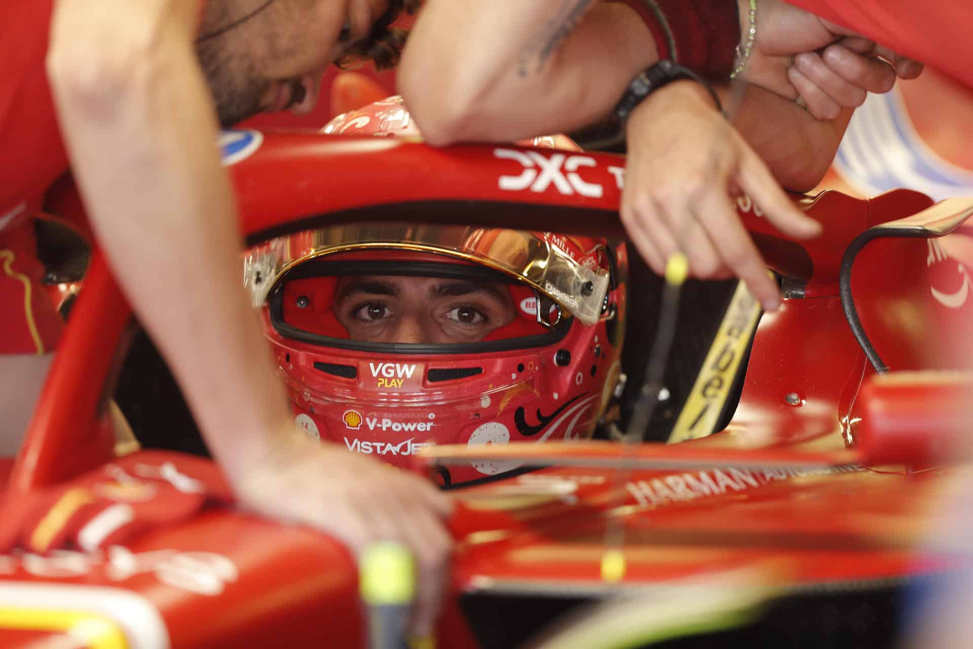 El español Carlos Sainz de Ferrari participa en la segunda practica del Gran Premio de México este viernes, en el Autódromo de los Hermanos Rodríguez en Ciudad de México (México). EFE/ Isaac Esquivel