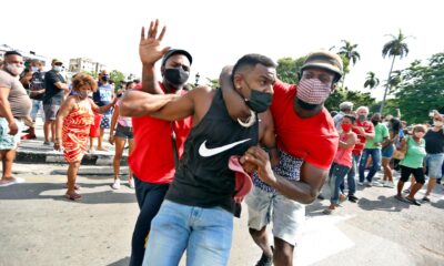 Fotografía de archivo de dos personas deteniendo a un hombre durante una manifestación en La Habana (Cuba), en el estallido social del 11 de julio de 2021 (11J). EFE/ Ernesto Mastrascusa