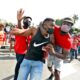 Fotografía de archivo de dos personas deteniendo a un hombre durante una manifestación en La Habana (Cuba), en el estallido social del 11 de julio de 2021 (11J). EFE/ Ernesto Mastrascusa