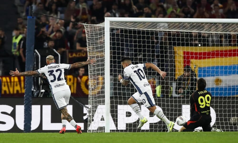 El delantero argentino del Inter de Milán Lautaro Martinez (C) celebra su gol frente a la Roma. EFE/EPA/ANGELO CARCONI