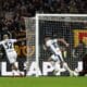 El delantero argentino del Inter de Milán Lautaro Martinez (C) celebra su gol frente a la Roma. EFE/EPA/ANGELO CARCONI