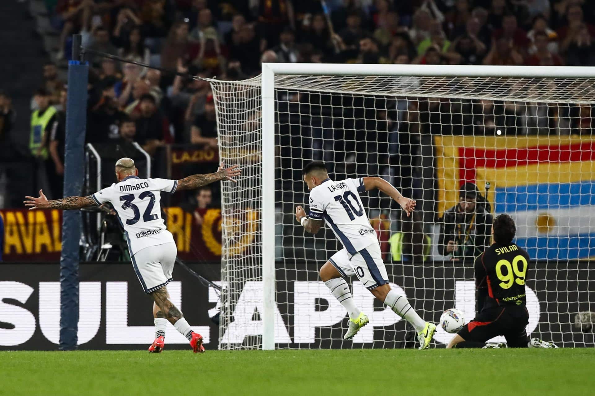 El delantero argentino del Inter de Milán Lautaro Martinez (C) celebra su gol frente a la Roma. EFE/EPA/ANGELO CARCONI