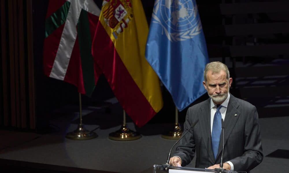 El rey Felipe VI este martes en la Conferencia Internacional sobre Víctimas del Terrorismo organizada por la ONU y España en la ciudad de Vitoria EFE/Adrián Ruiz Hierro.