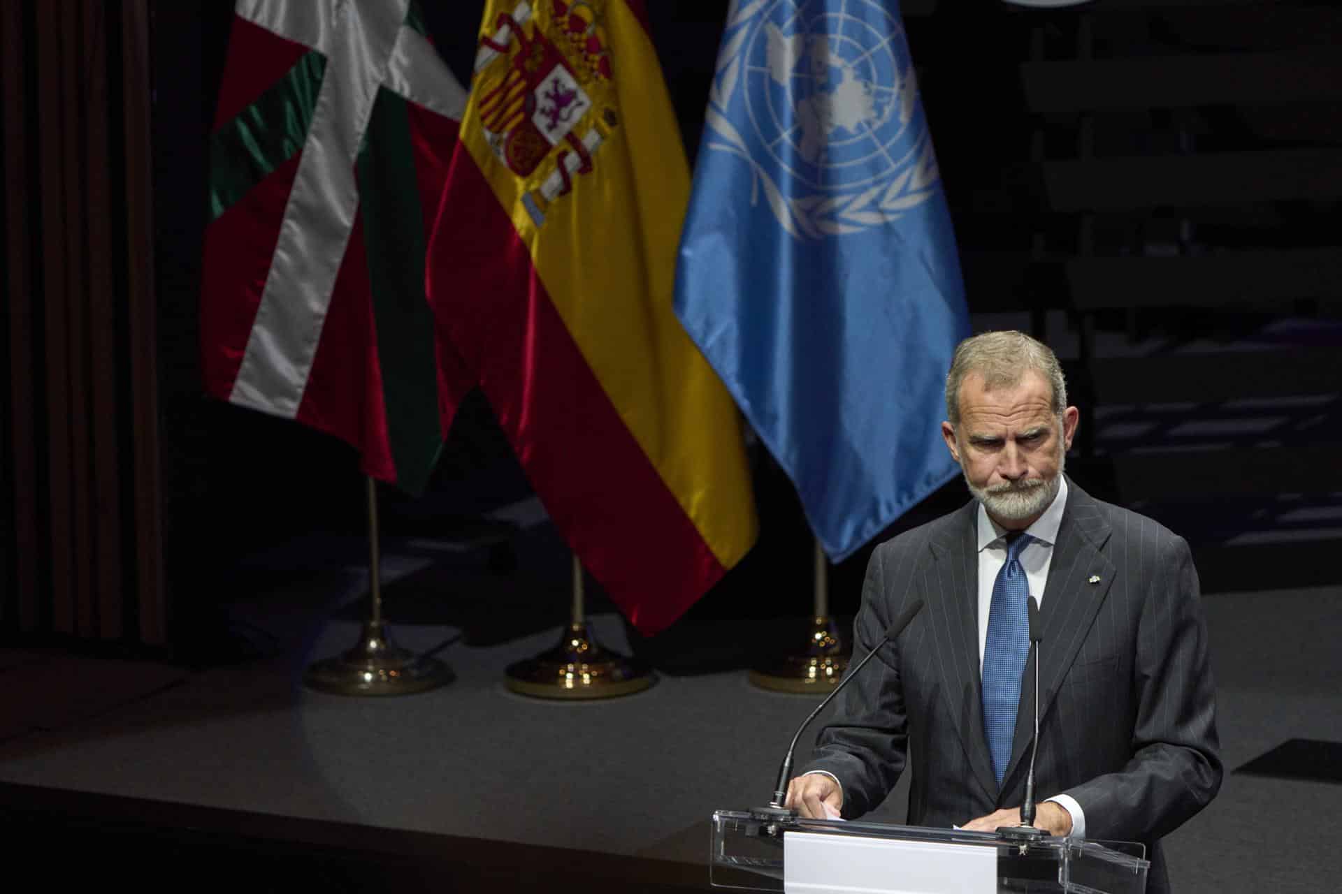 El rey Felipe VI este martes en la Conferencia Internacional sobre Víctimas del Terrorismo organizada por la ONU y España en la ciudad de Vitoria EFE/Adrián Ruiz Hierro.