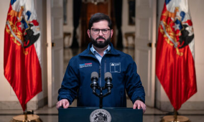 Fotografía cedida por la Presidencia de Chile, del mandatario de chileno, Gabriel Boric, durante una intervención por la cadena nacional este lunes en el palacio de La Moneda, en Santiago (Chile) EFE/ Presidencia de Chile