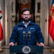 Fotografía cedida por la Presidencia de Chile, del mandatario de chileno, Gabriel Boric, durante una intervención por la cadena nacional este lunes en el palacio de La Moneda, en Santiago (Chile) EFE/ Presidencia de Chile