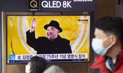 Fotografía de archivo de gente mira un reportaje noticioso en Corea del Norte, del líder norcoreano Kim Jong-un. EFE/Jeon Heon-Kyun