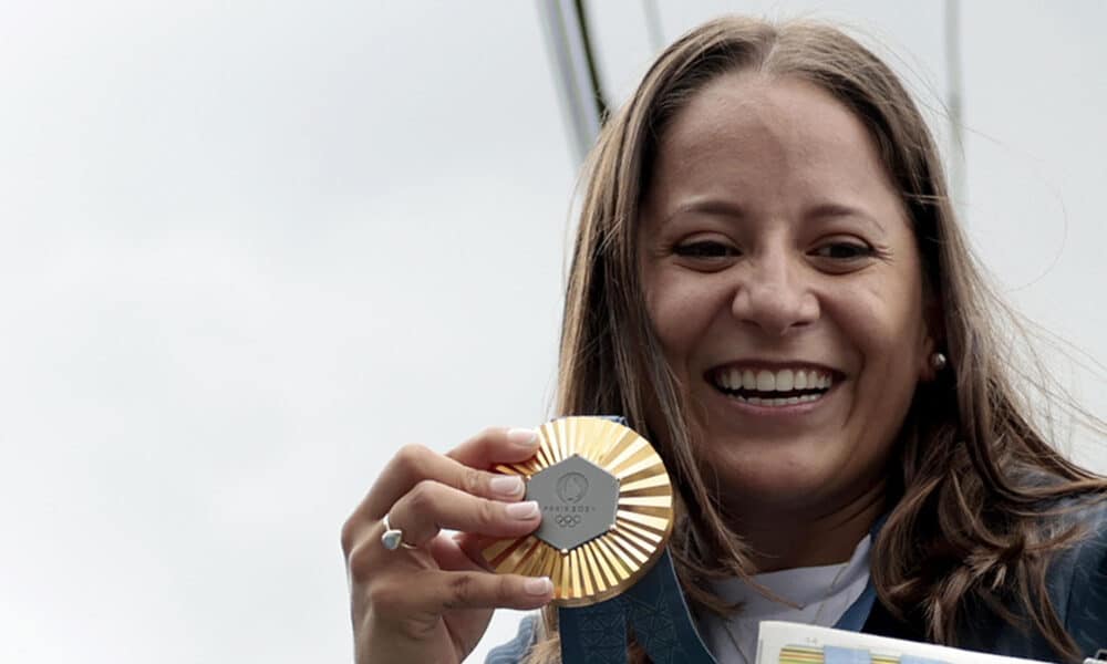 La tiradora guatemalteca Adriana Ruano saluda durante una caravana de bienvenida en la Ciudad de Guatemala (Guatemala), tras ganar la medalla de oro el foso olímpico femenino (trap) en los Juegos Olímpicos Paris 2024, primera medallista olímpica de oro para Guatemala. EFE/ David Toro