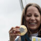 La tiradora guatemalteca Adriana Ruano saluda durante una caravana de bienvenida en la Ciudad de Guatemala (Guatemala), tras ganar la medalla de oro el foso olímpico femenino (trap) en los Juegos Olímpicos Paris 2024, primera medallista olímpica de oro para Guatemala. EFE/ David Toro