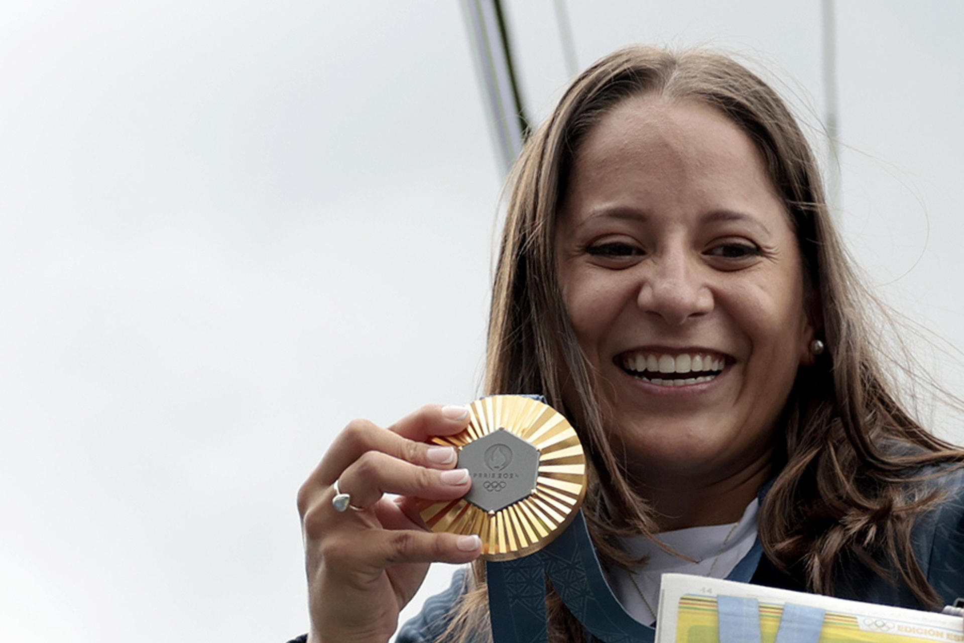 La tiradora guatemalteca Adriana Ruano saluda durante una caravana de bienvenida en la Ciudad de Guatemala (Guatemala), tras ganar la medalla de oro el foso olímpico femenino (trap) en los Juegos Olímpicos Paris 2024, primera medallista olímpica de oro para Guatemala. EFE/ David Toro