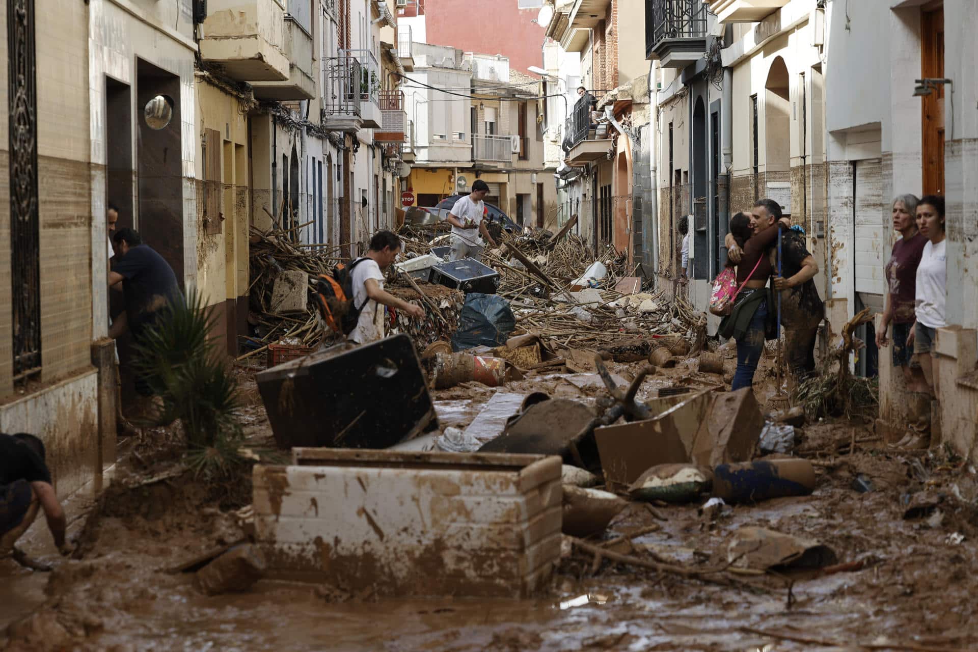 Varias personas trabajan en las labores de limpieza y desescombro en Paiporta, Valencia, este jueves. EFE/ Biel Aliño