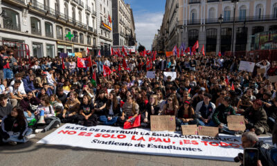 Un momento de la manifestación estudiantil contra la nueva prueba de acceso a las universidades españolas en  la ciudad de Madrid. EFE/Alejandro García