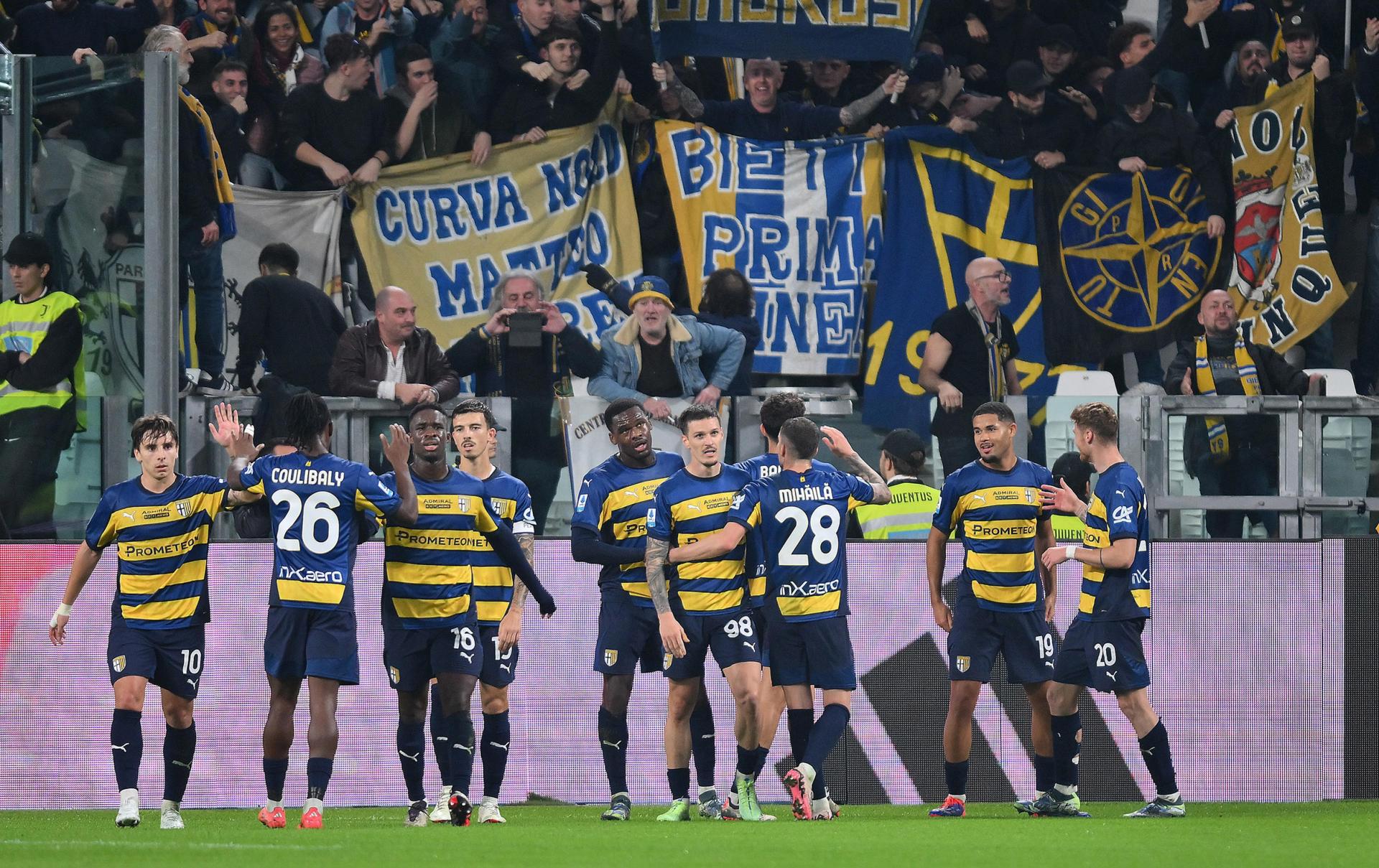 Los jugadores del Parma celebran el 1-2. EFE/EPA/ALESSANDRO DI MARCO