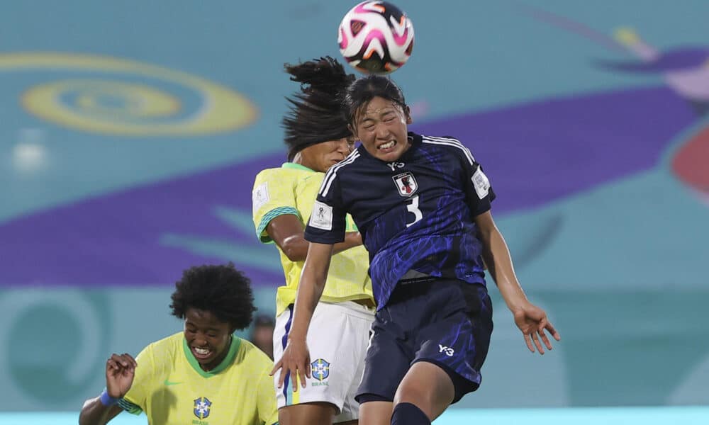 Yuka Makiguchi, de Japón, salta por el balón en el partido del grupo D del Mundial Femenino sub-17 ante Brasil en el estadio de Olímpico Félix Sánchez en Santo Domingo (República Dominicana). EFE/ Orlando Barría