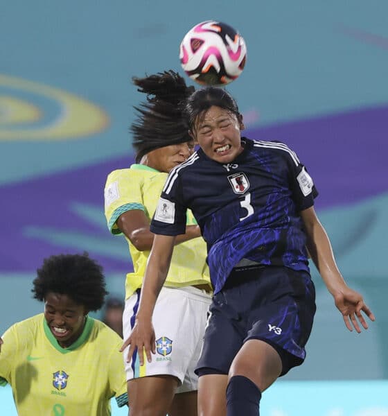 Yuka Makiguchi, de Japón, salta por el balón en el partido del grupo D del Mundial Femenino sub-17 ante Brasil en el estadio de Olímpico Félix Sánchez en Santo Domingo (República Dominicana). EFE/ Orlando Barría