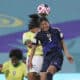 Yuka Makiguchi, de Japón, salta por el balón en el partido del grupo D del Mundial Femenino sub-17 ante Brasil en el estadio de Olímpico Félix Sánchez en Santo Domingo (República Dominicana). EFE/ Orlando Barría