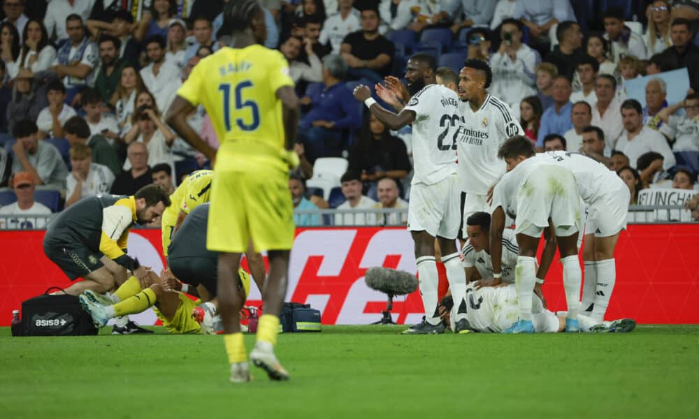 El defensa del Real Madrid Dani Carvajal se lesiona durante el partido de la jornada 9 de Liga que disputan Real Madrid y Villarreal CF este sábado en el estadio Santiago Bernabéu. EFE/Zipi Aragón